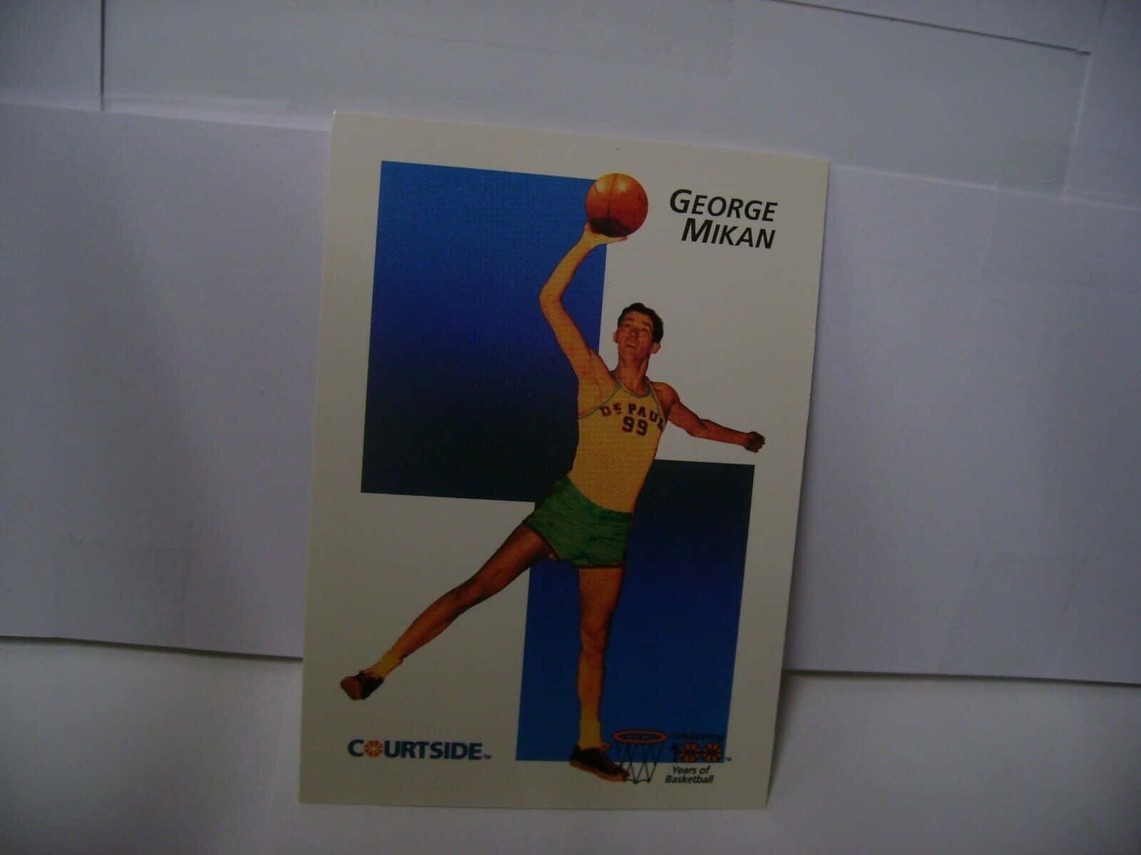 Tarjetade George Mikan En La Cancha De Baloncesto Fondo de pantalla