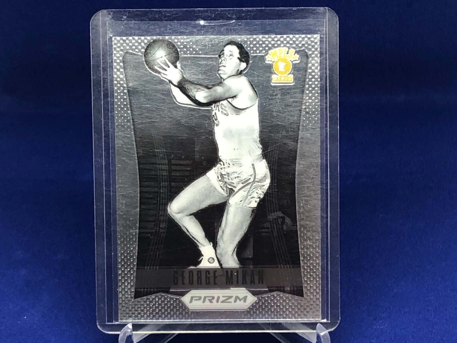 George Mikan Prizm Basketball Card skjuler tapetdesignet. Wallpaper