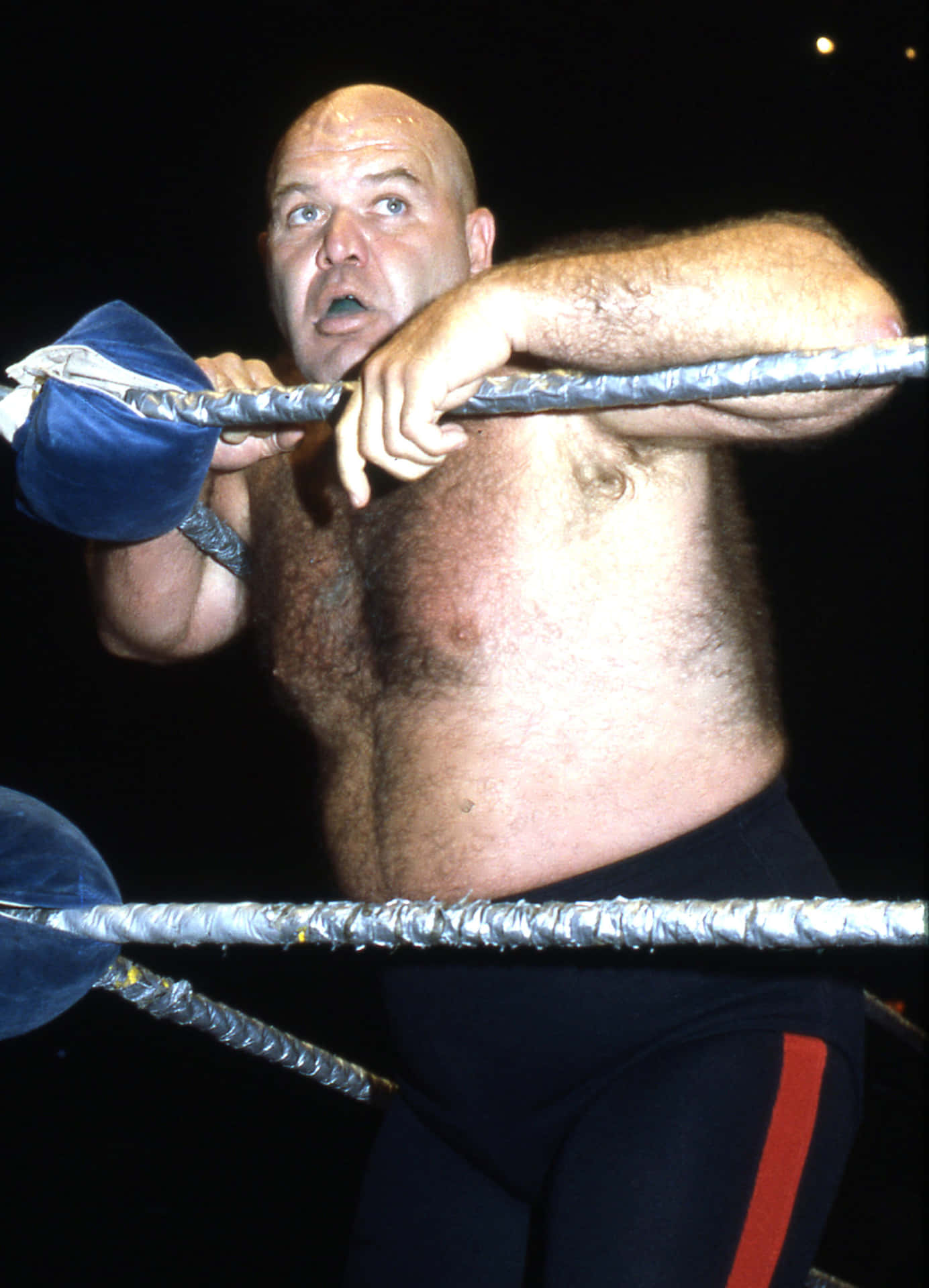 Leggendariolottatore George Steele Appoggiato Sul Ring Di Wrestling. Sfondo
