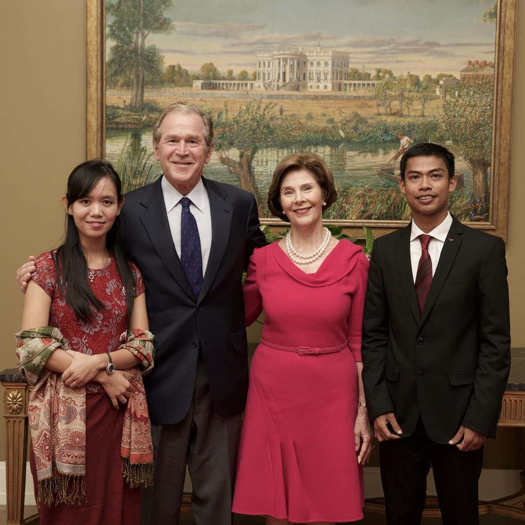 George W. Bush With Philippine Visitors Wallpaper