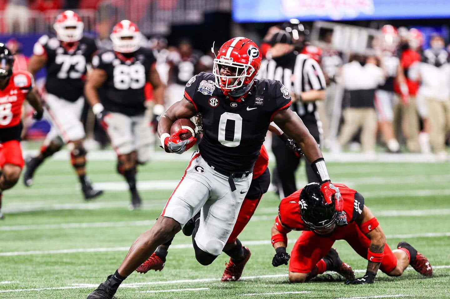 Georgia Bulldogs Football Player Evades Tackle Wallpaper