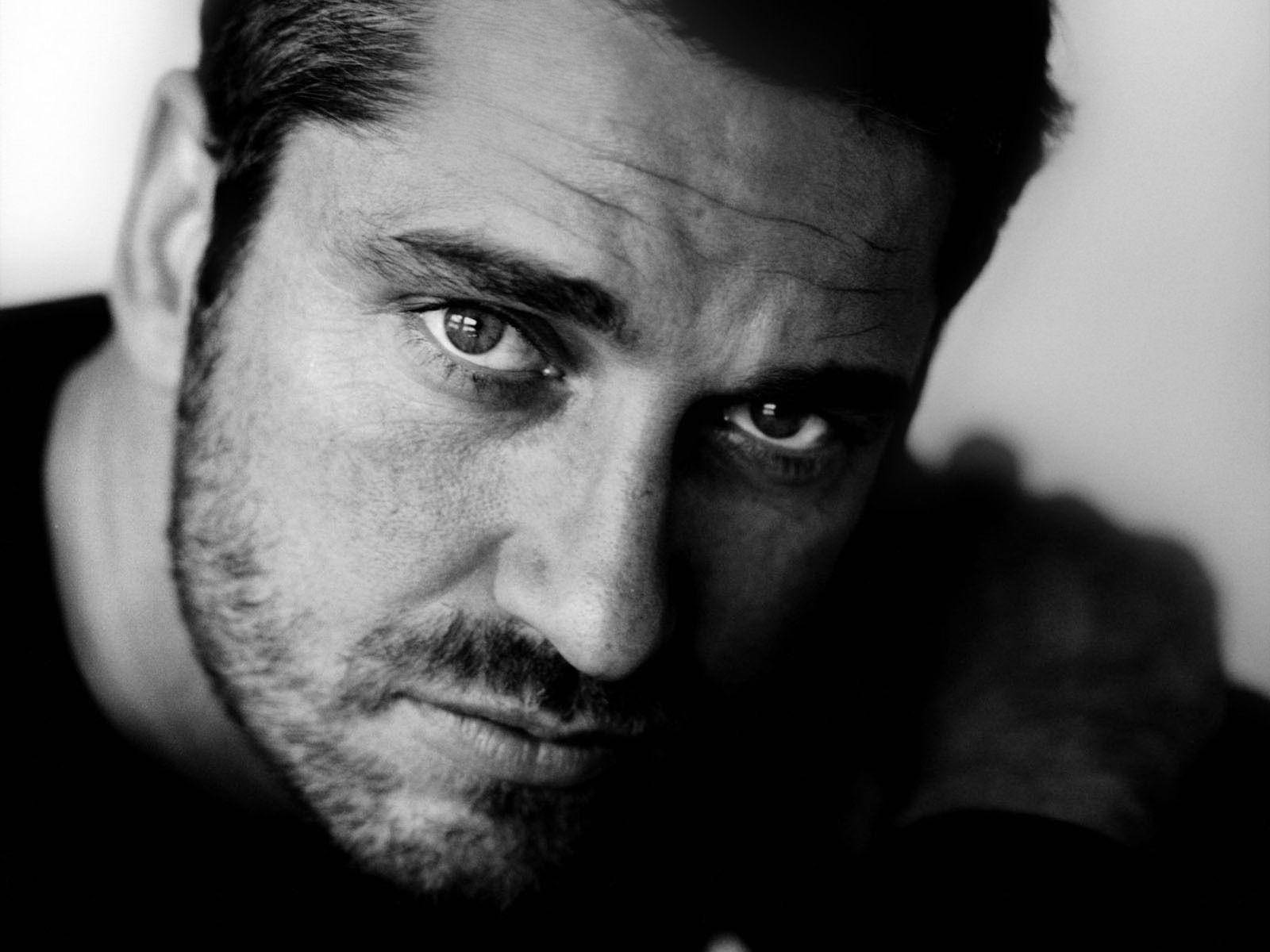 Gerard Butler Attractive Guy Black And White Wallpaper