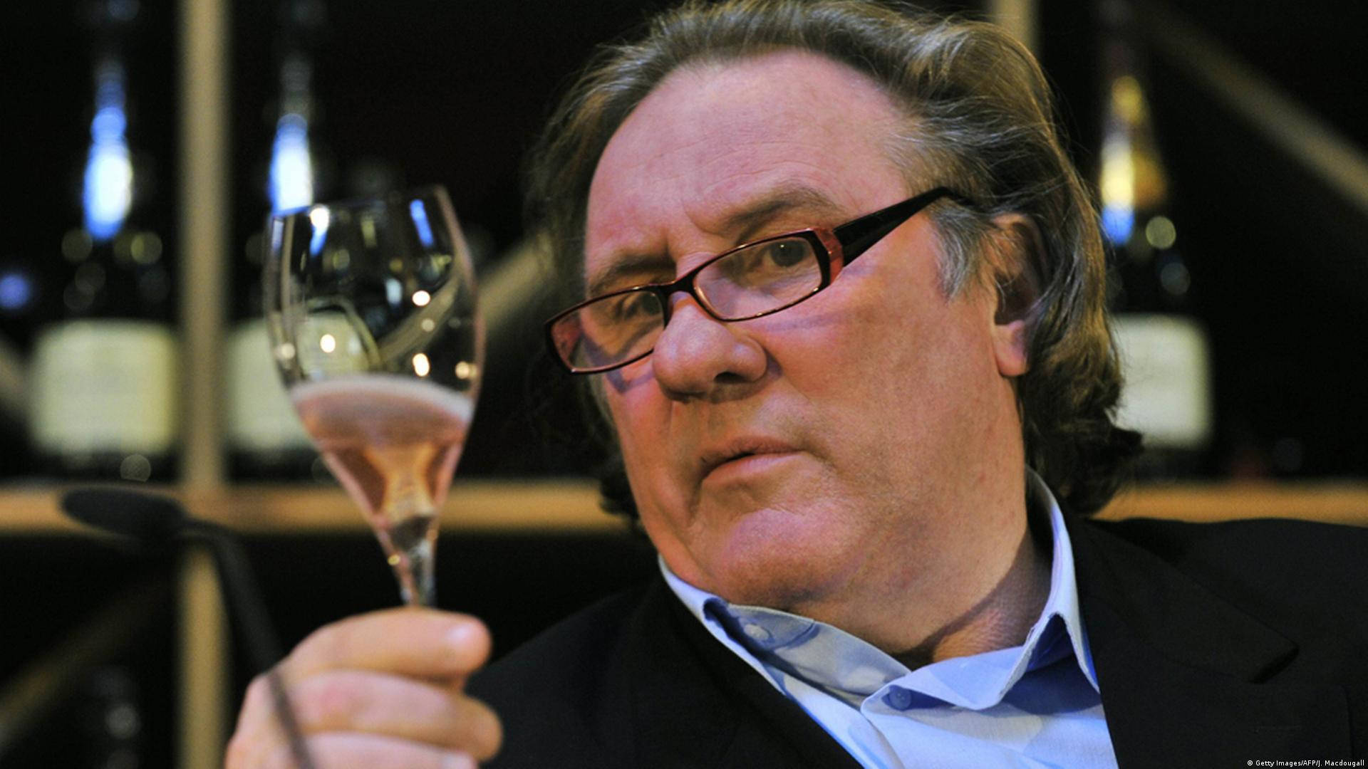 Gérarddepardieu Håller I Champagne Glas. Wallpaper