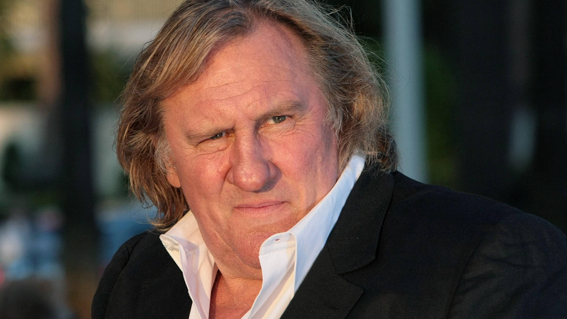 Gerard Depardieu lange hår resiterede levende rød berber tapet Wallpaper