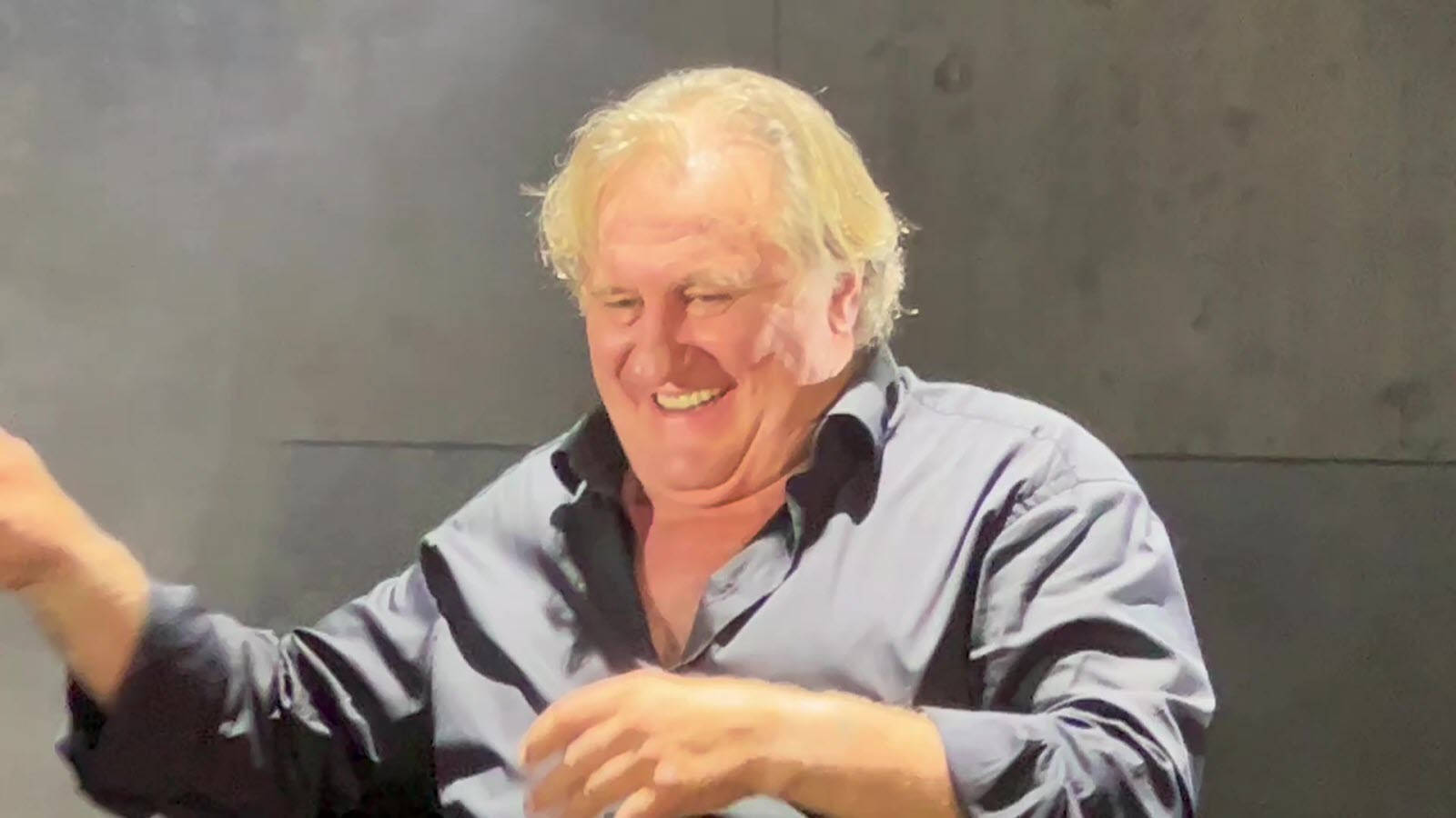 Gérarddepardieu Leende Stort (as A Suggestion For A Computer Or Mobile Wallpaper Showcasing A Photo Of Depardieu Smiling) Wallpaper