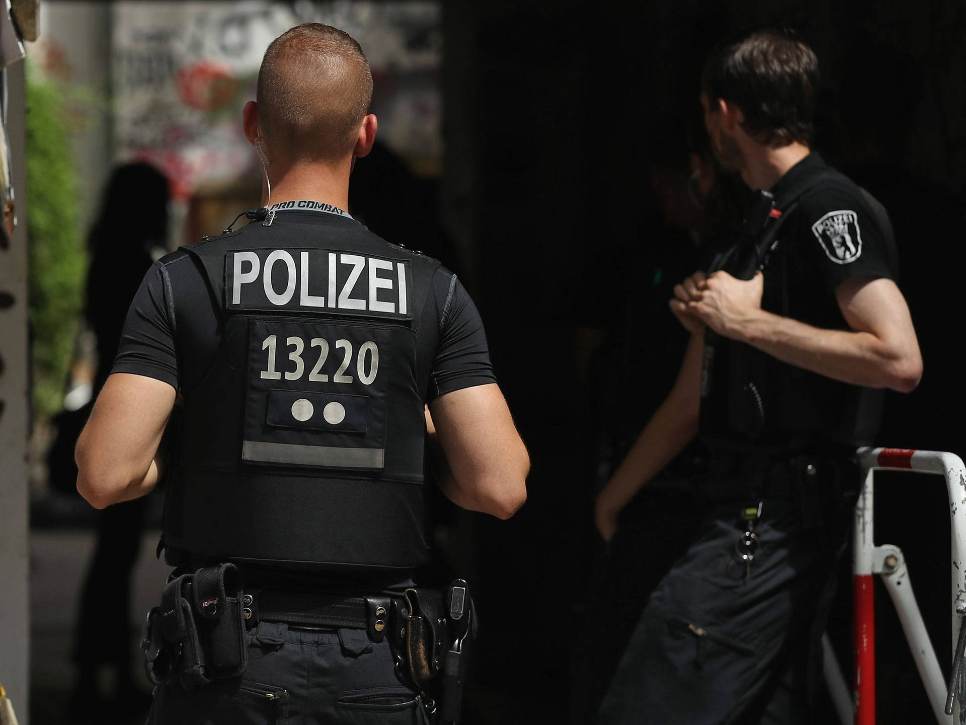 Oficialde La Policía Del Fbi En Alemania. Fondo de pantalla