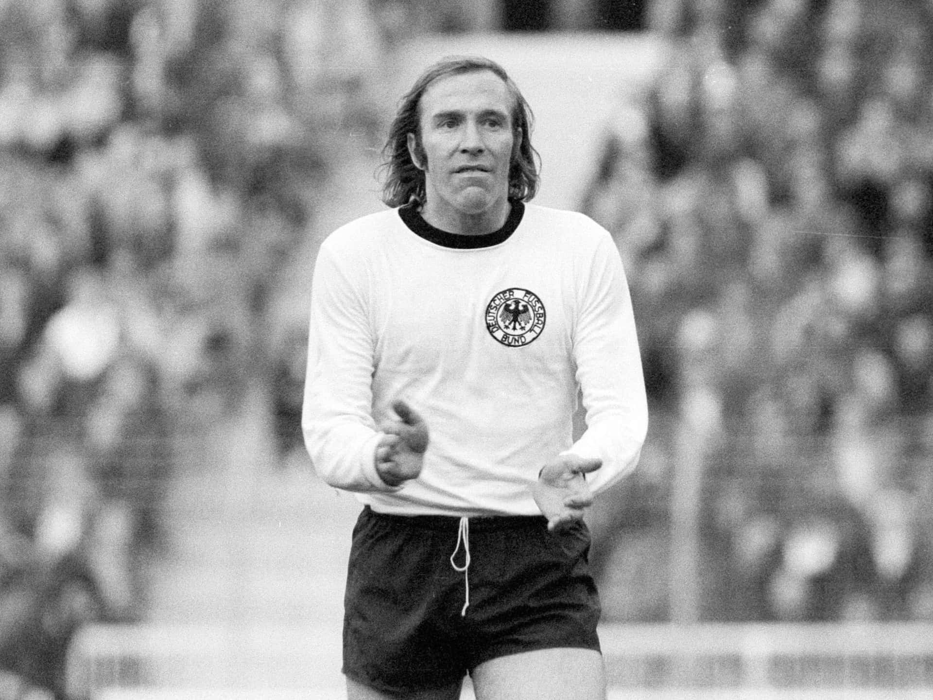 Tyskfotbollsutövare Günter Netzer I Uefa-kvalmatchen 1975. Wallpaper