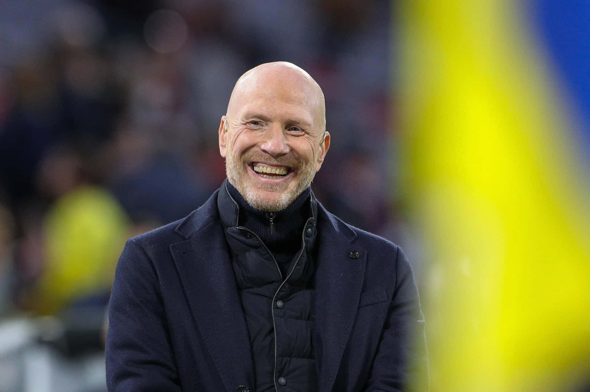 En tysk fodboldofficiel smilende Matthias Sammer blå jakkesæt Wallpaper