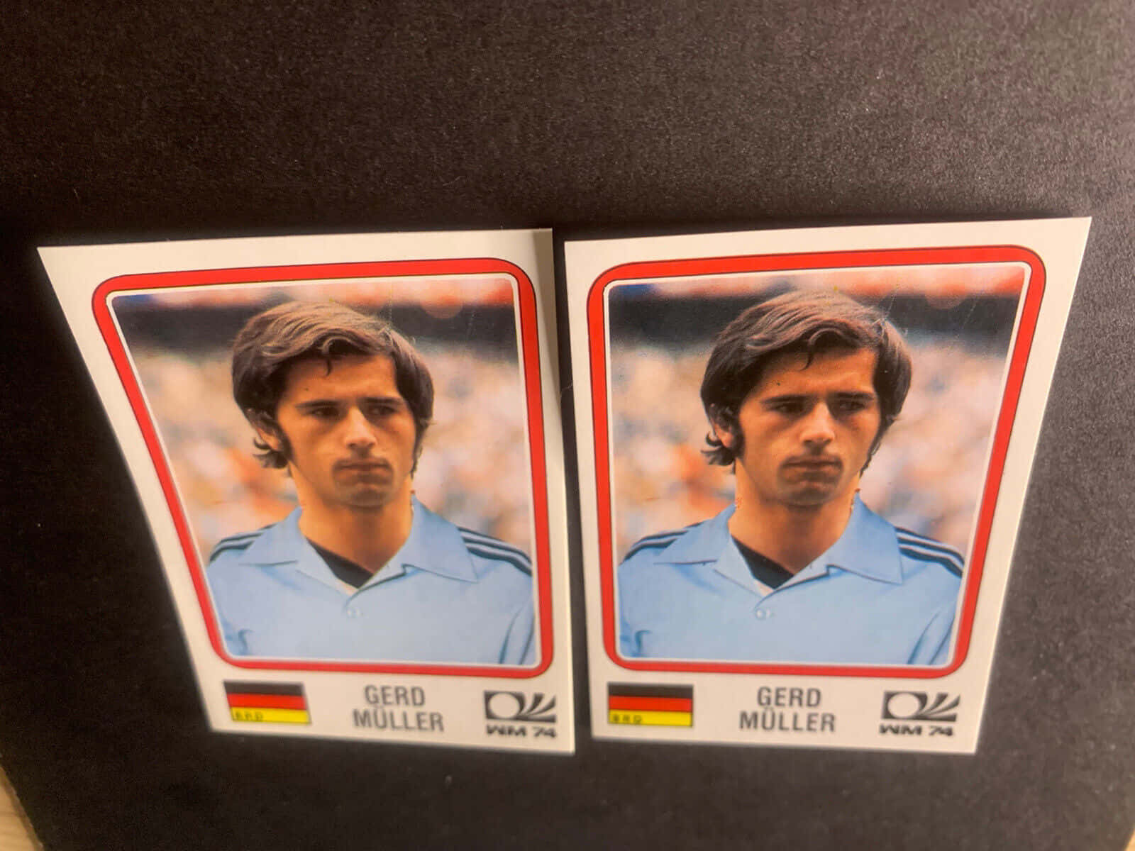 Tapet med handelskort af tyske fodboldspiller Gerd Müller Wallpaper