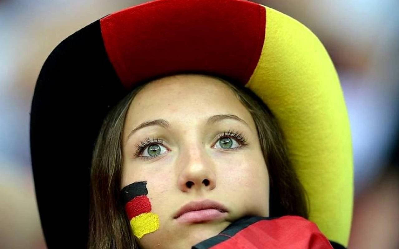 German Girl Hat Wallpaper