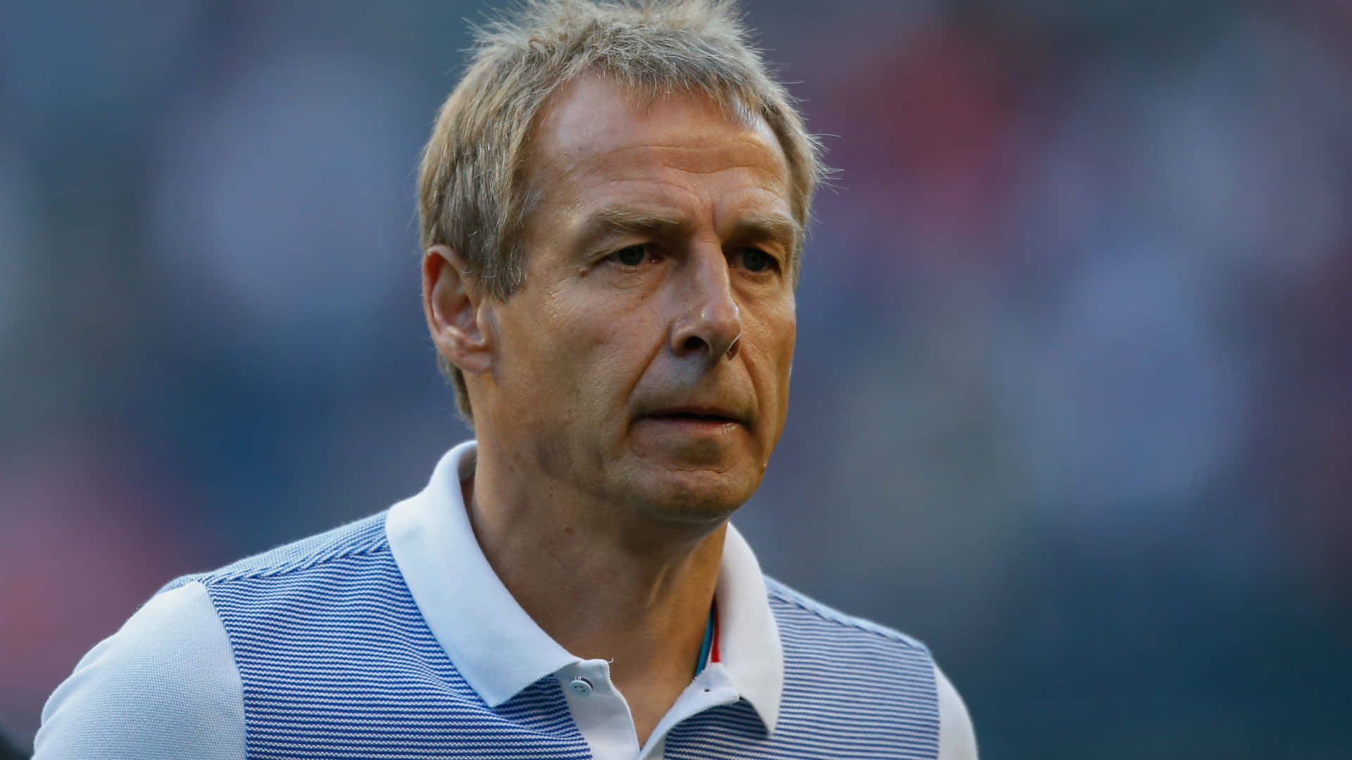Jurgen Klinsmann, den professionelle tyske fodboldspiller, ses iført sine klubfarver. Wallpaper