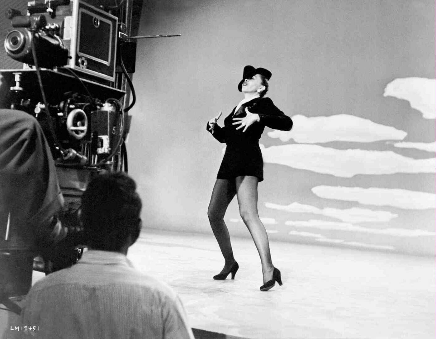 Holensie Sich Glücklich Judy Garland Hinter Den Kulissen Wallpaper