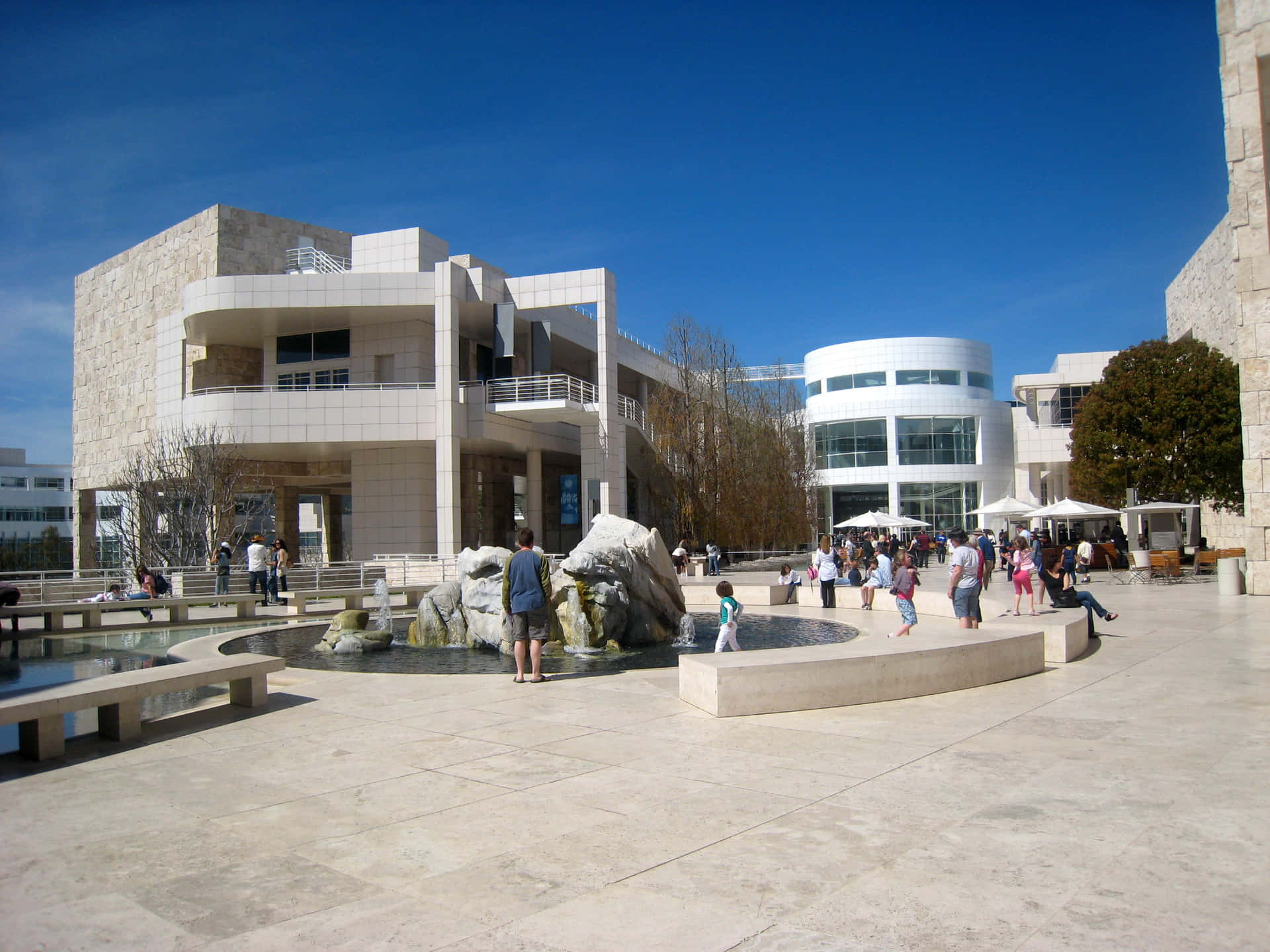 Getty Center Zonnige Dag Binnenplaats Achtergrond