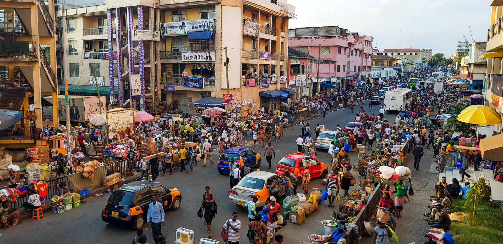 Bustling City Life in Central Accra, Ghana Wallpaper