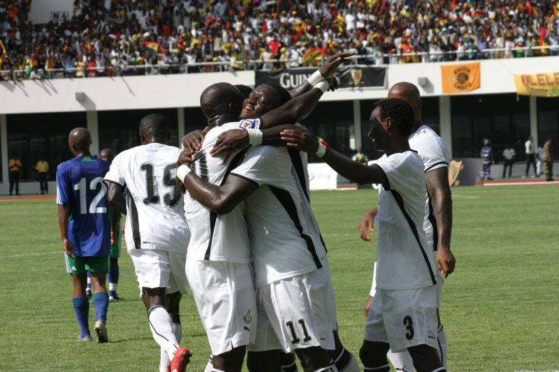 Ghana National Fodboldhold Hugging Wallpaper Wallpaper