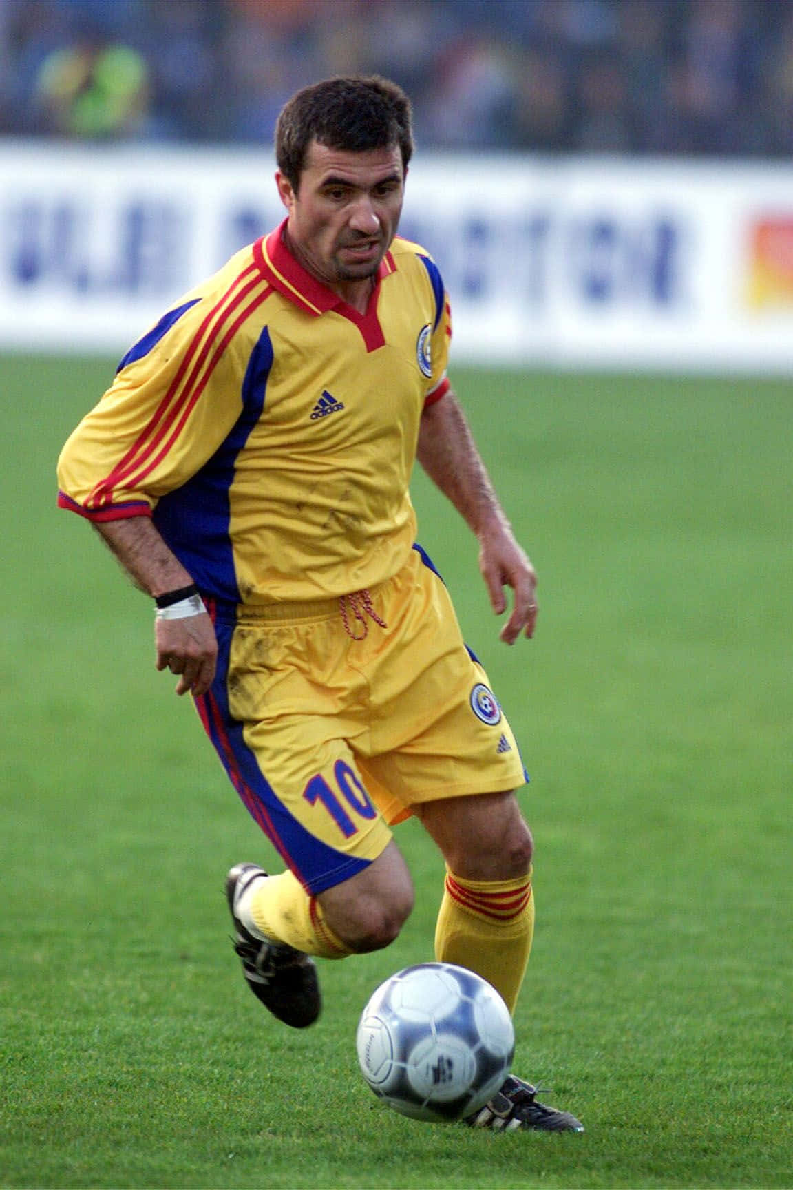 Gheorghehagi En El Partido Clasificatorio Para La Eurocopa 2000 Fondo de pantalla