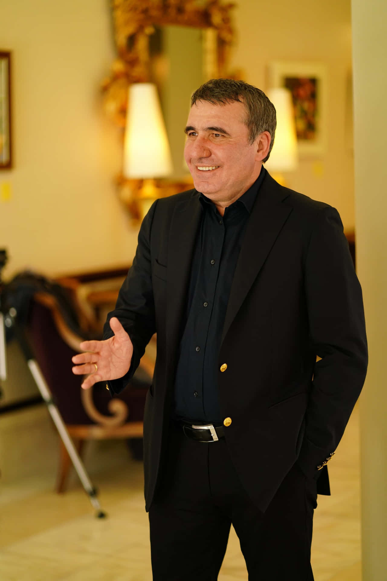 Gheorghehagi In Elegantem Schwarzen Anzug Wallpaper