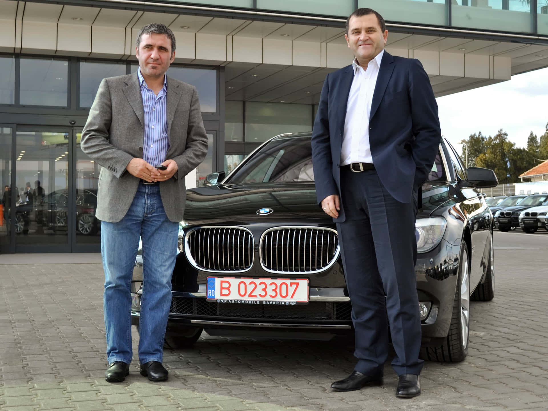 Gheorghe Hagi med en BMW-bil tapet Wallpaper