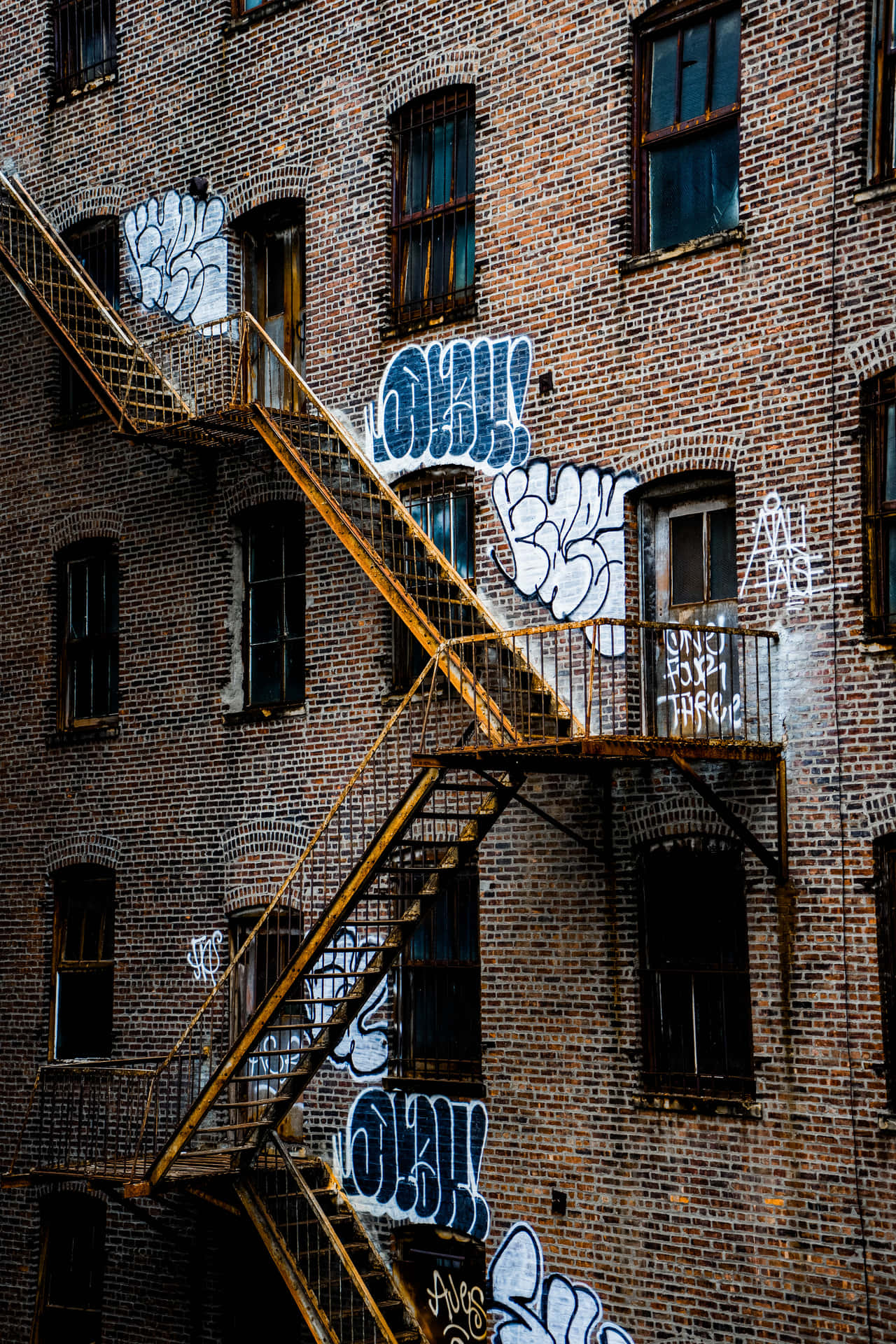 Udforsk den pulserende kultur af Ghetto Hoods med dette abstrakte graffiti tapet. Wallpaper