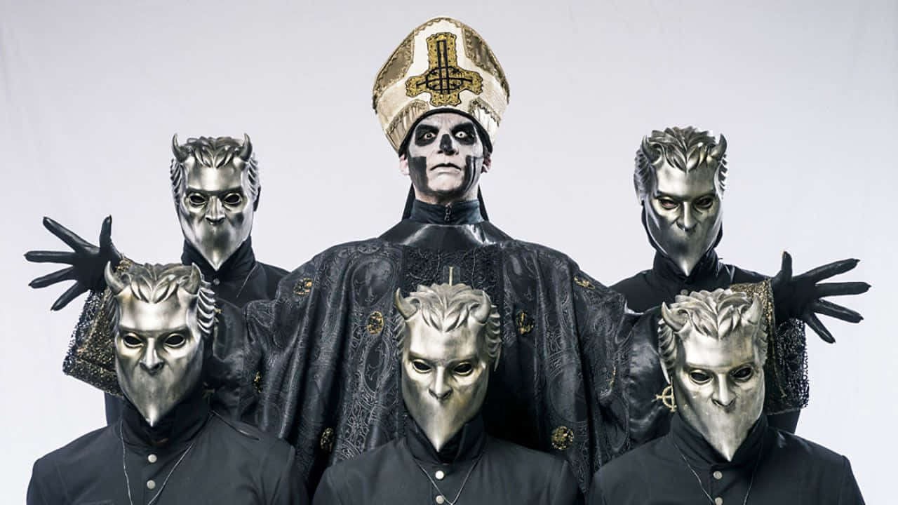 Åndebånd Papa Nihil med bandmedlemmer, der poserer himmelbaggrund Wallpaper
