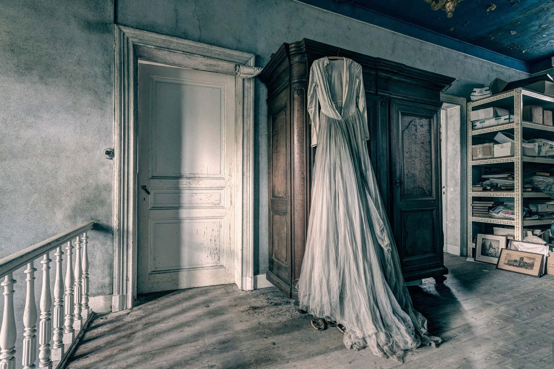 Imagende Una Casa Embrujada Con Un Vestido Antiguo