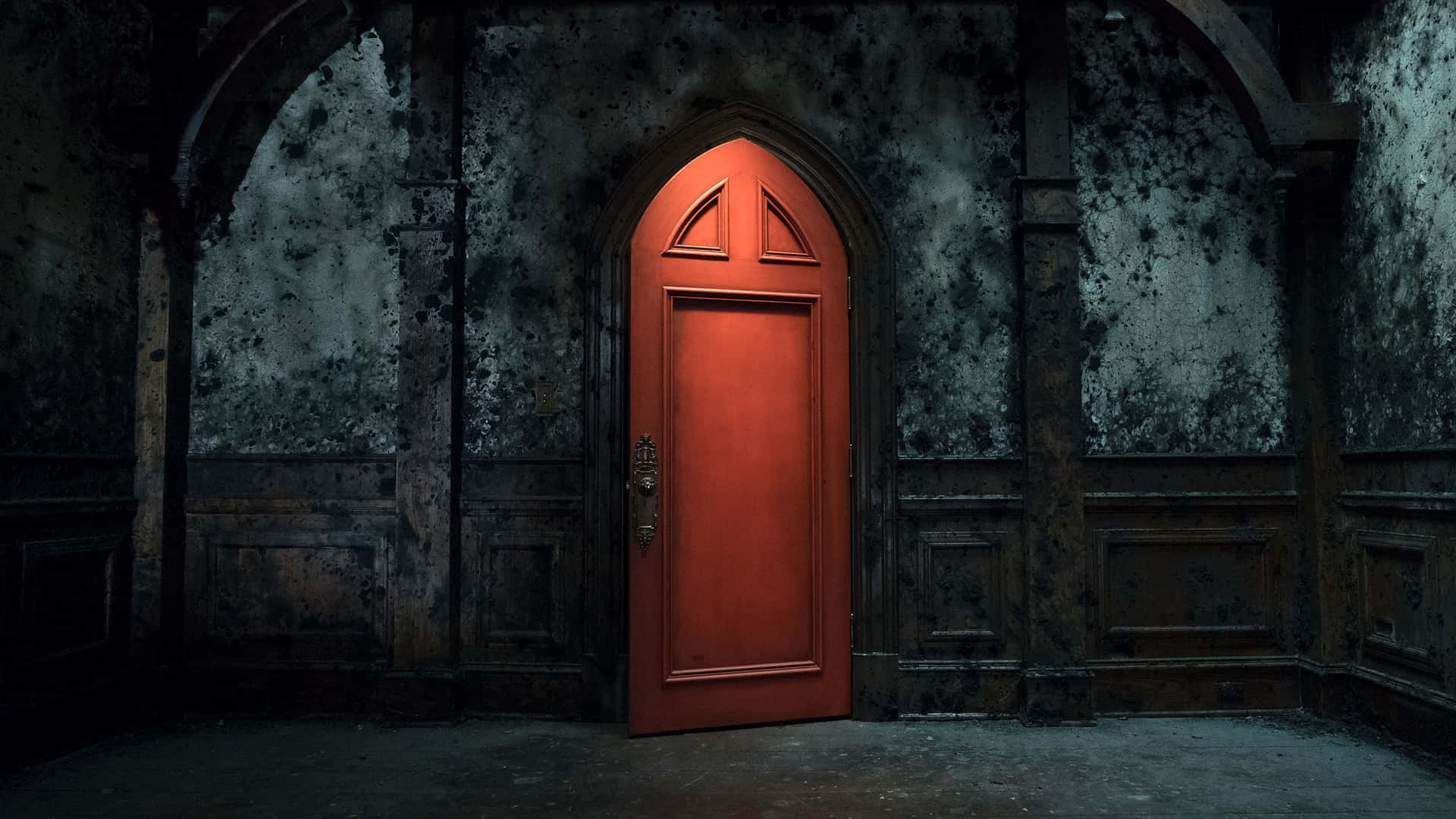 Geisterhausrote Tür Bild