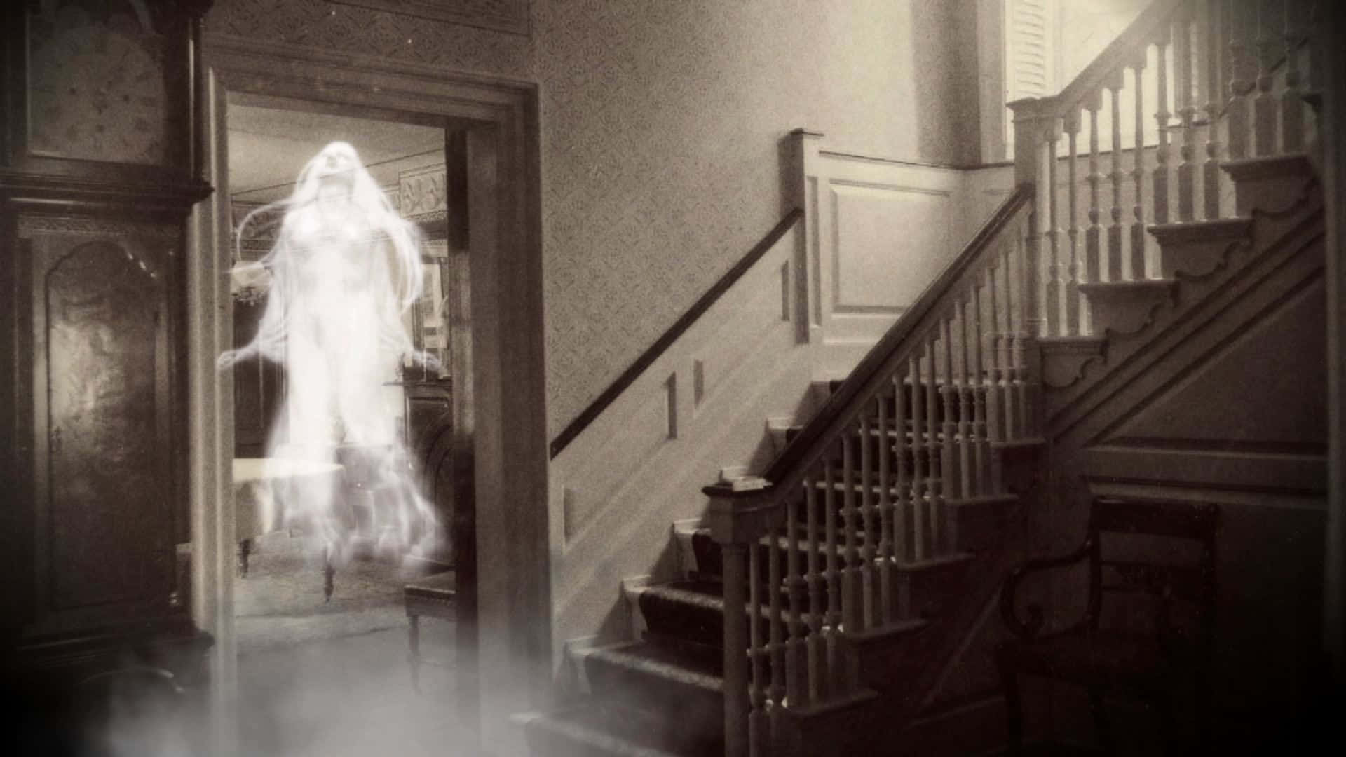 Imagende Una Casa Vieja Y Embrujada Con Un Fantasma Aterrador.