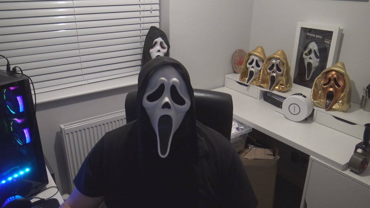 Fotode Perfil De Ghostface En Una Oficina En Casa. Fondo de pantalla