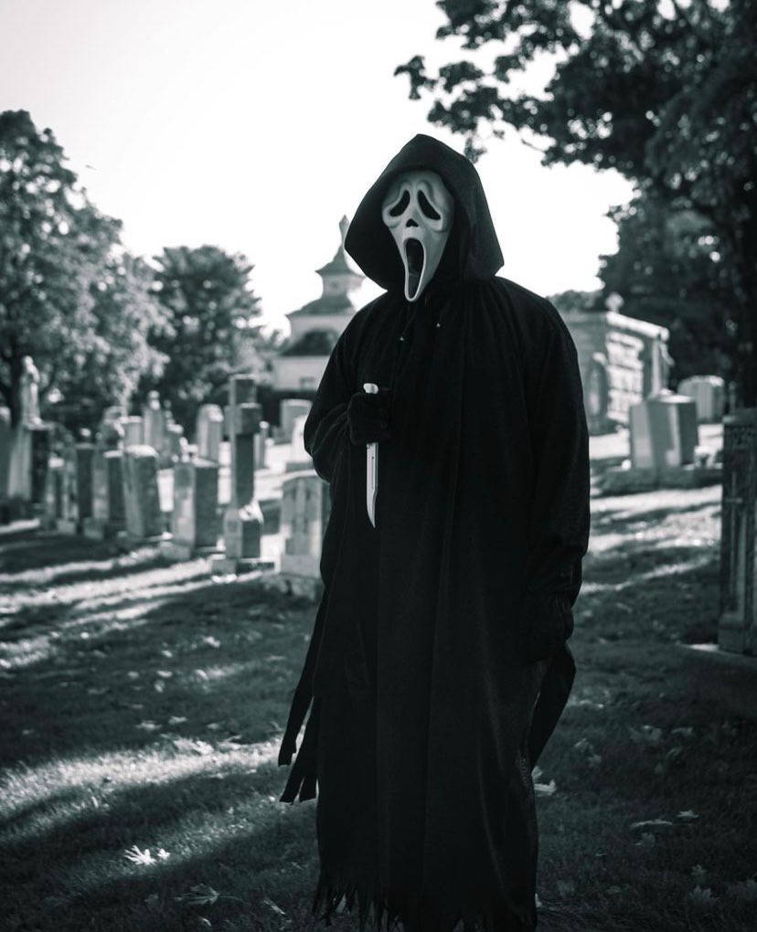 Imagende Perfil De Ghostface En El Cementerio. Fondo de pantalla