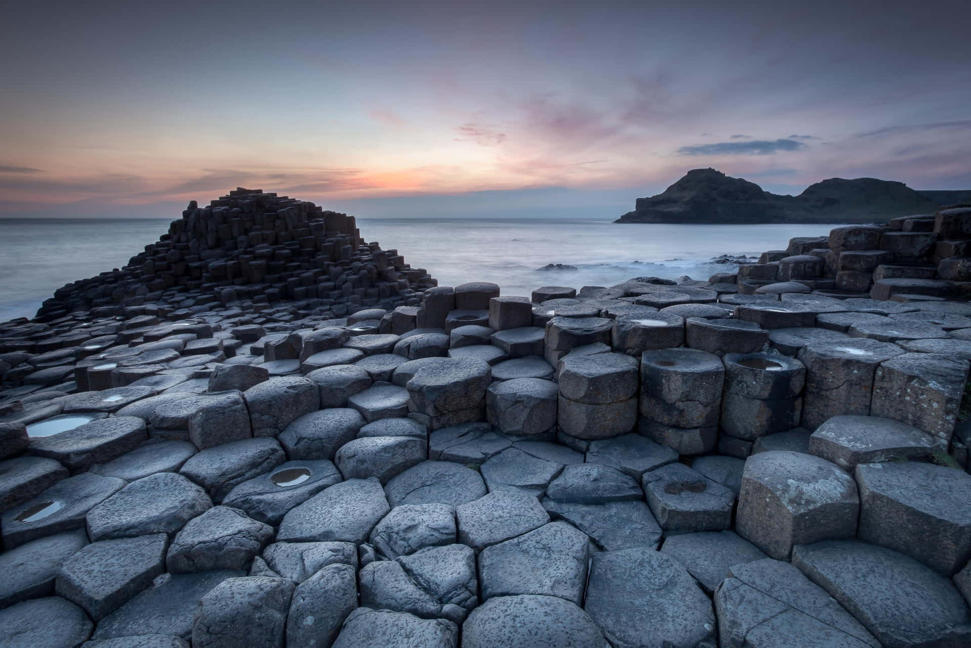 Unavisione Maestosa Della Formazione Rocciosa Di Giant's Causeway In Irlanda. Sfondo