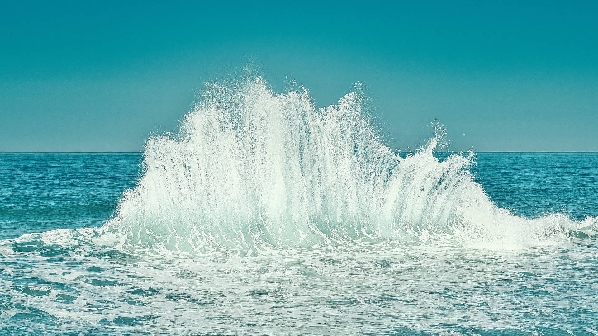 Giant Splash On Ocean Blue Waters Wallpaper