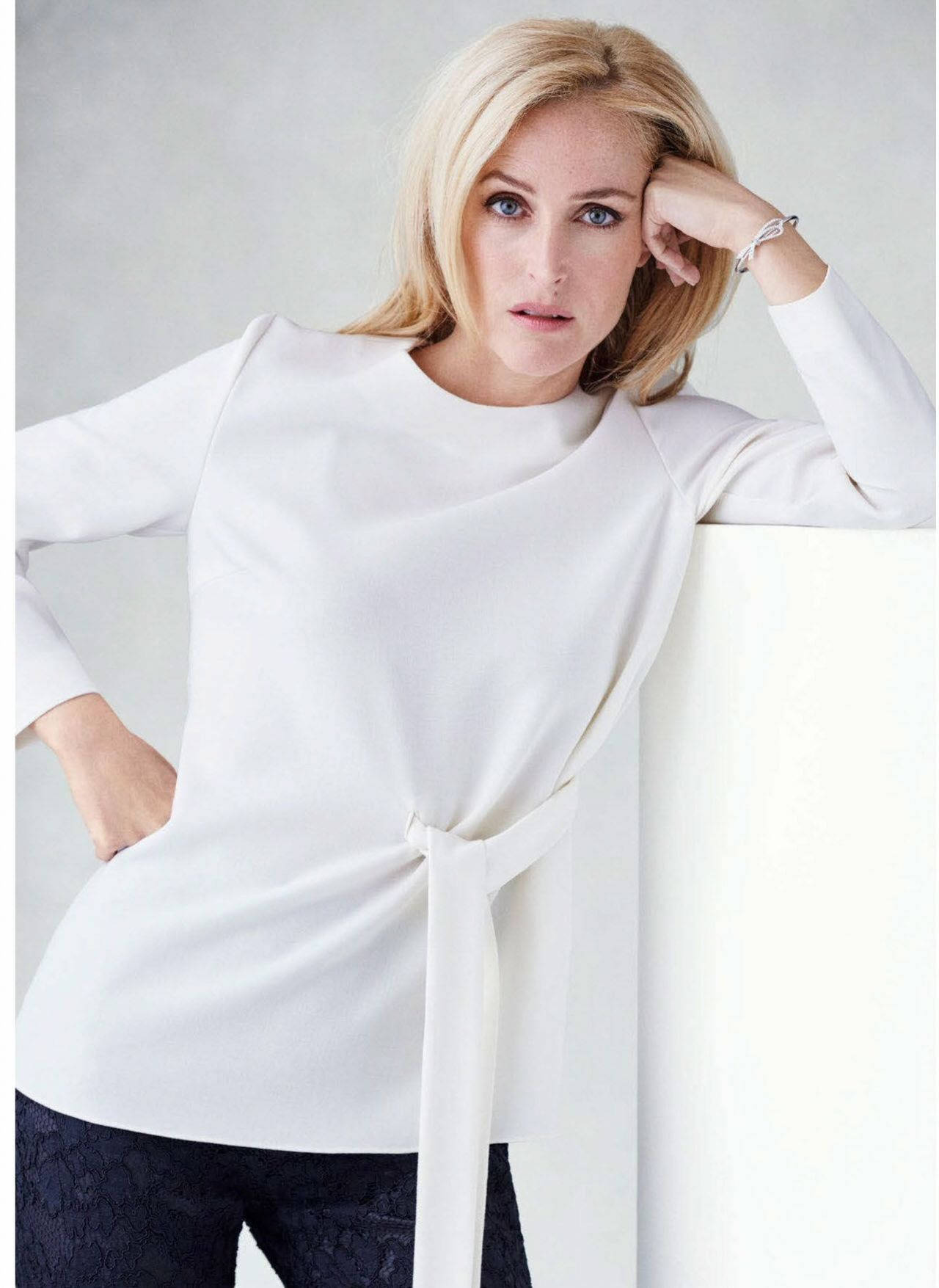 Elegant Gillian Anderson in Harper's Bazaar Magazine Wallpaper