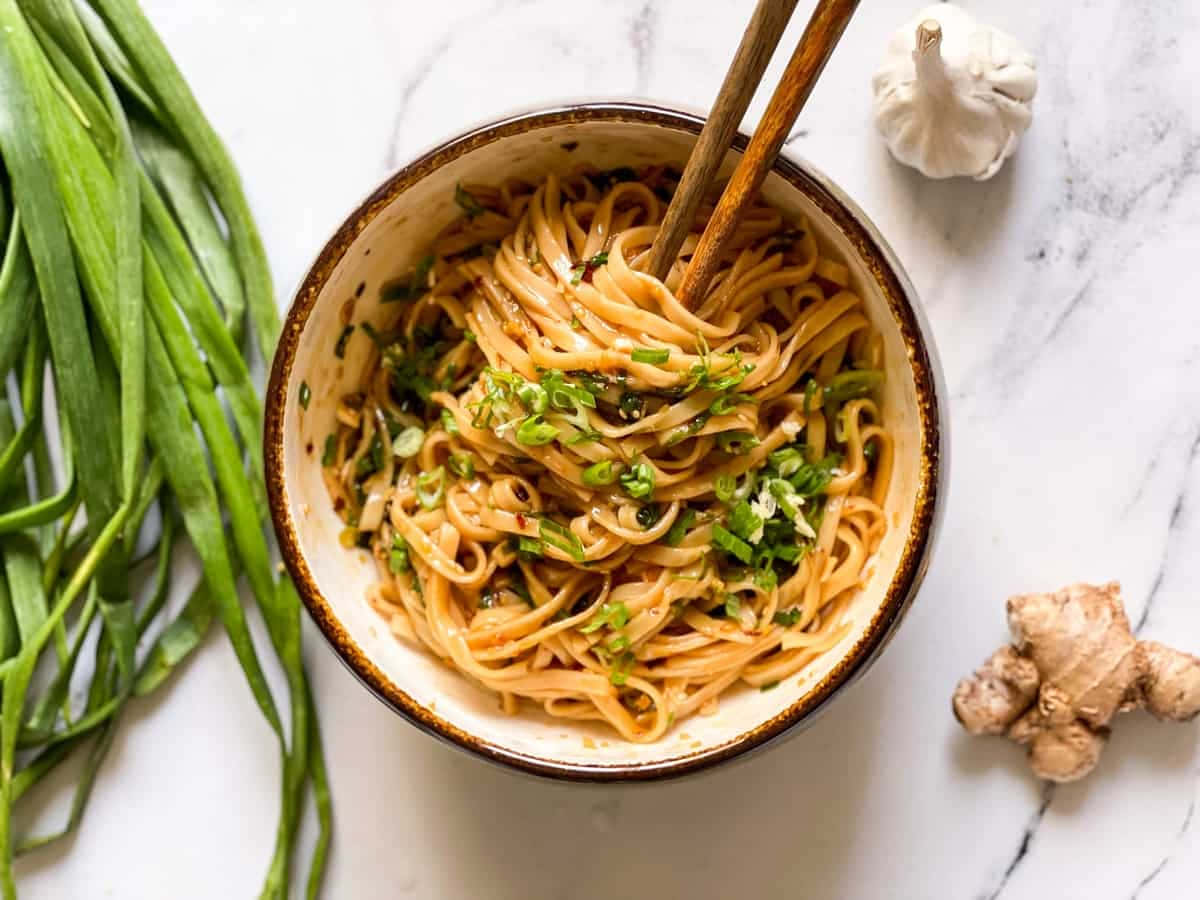 Flavorful Ginger Scallion Chili Oil Noodles Wallpaper