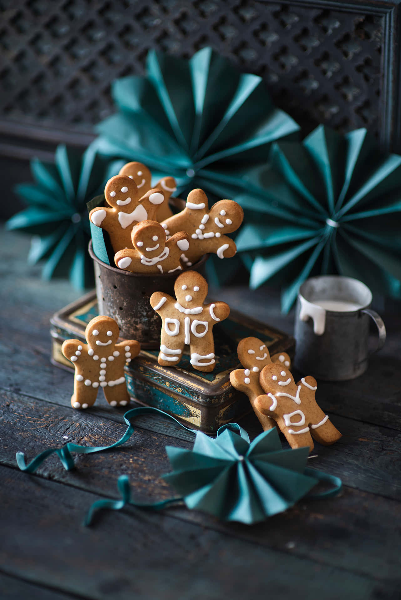 Gingerbread Cookies Vintage Christmas Decor Wallpaper