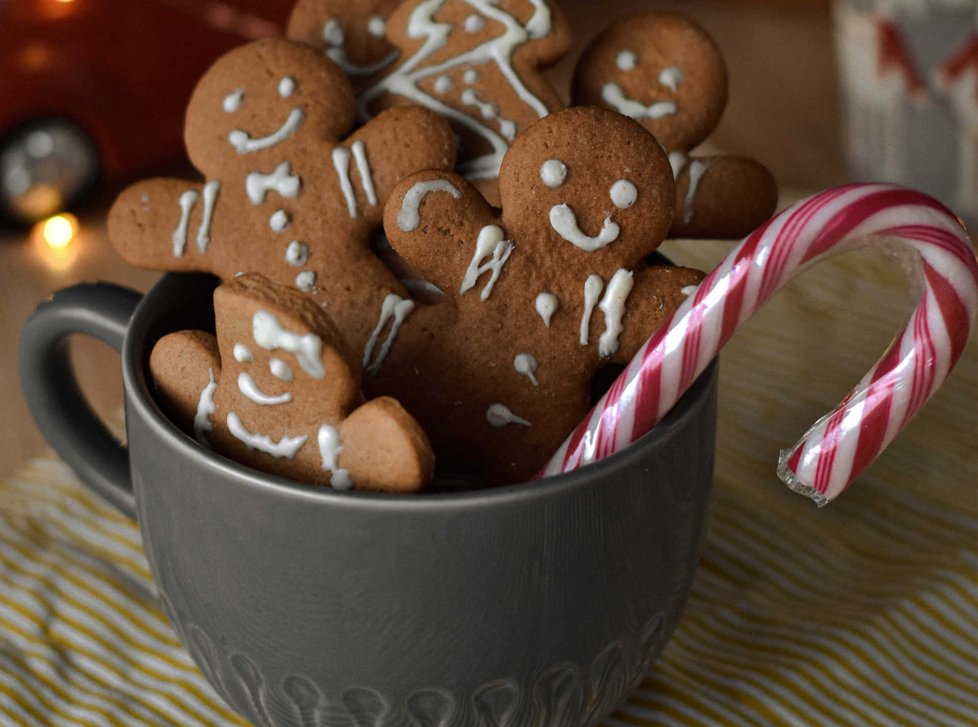 Gingerbread Cookiesin Mugwith Candy Cane Wallpaper