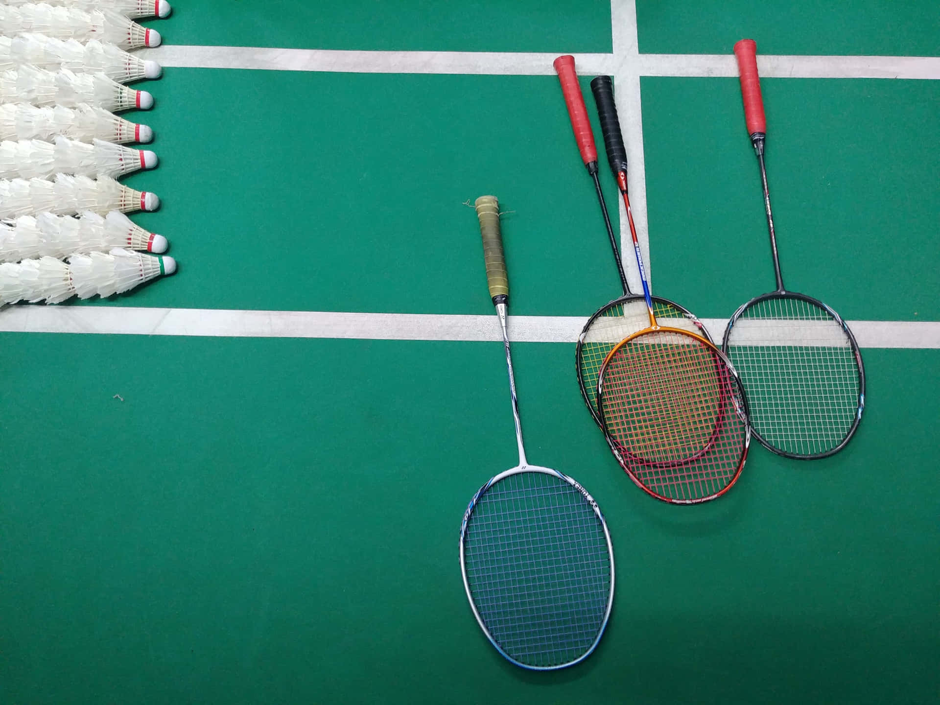 Giocatoreprofessionista Di Badminton In Azione Durante Un Match Ad Alta Intensità