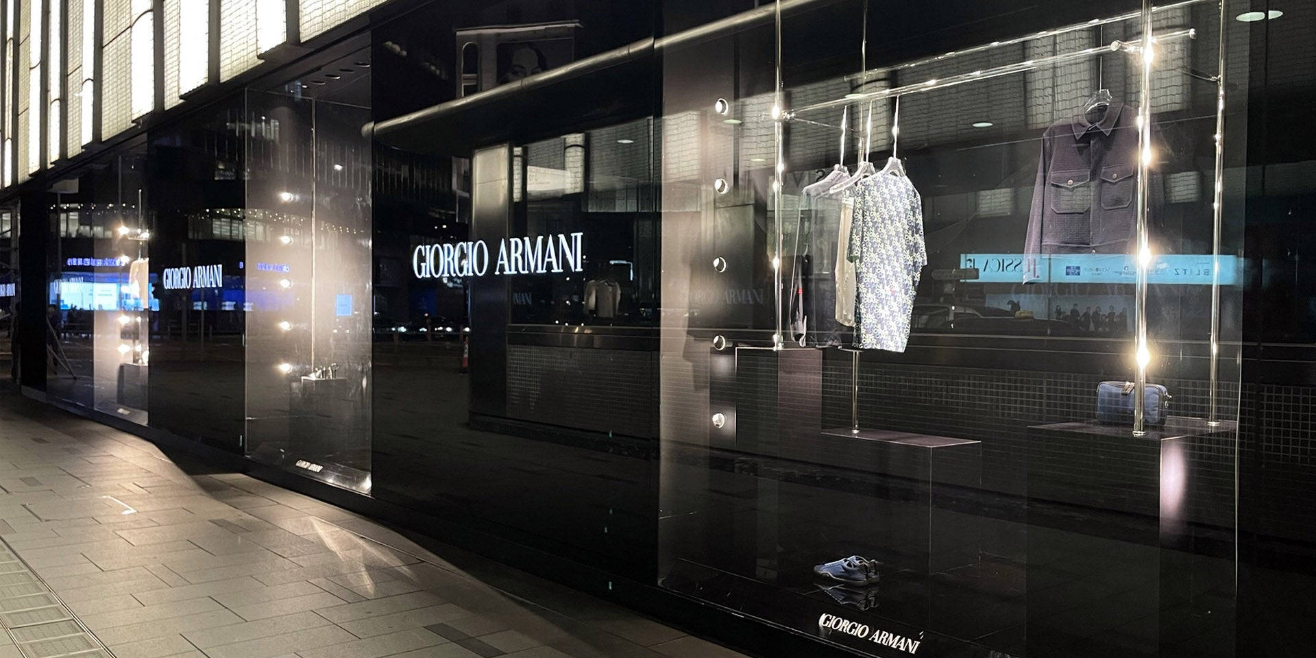 Giorgio Armani Storefront: Få det professionelle udseende. Wallpaper