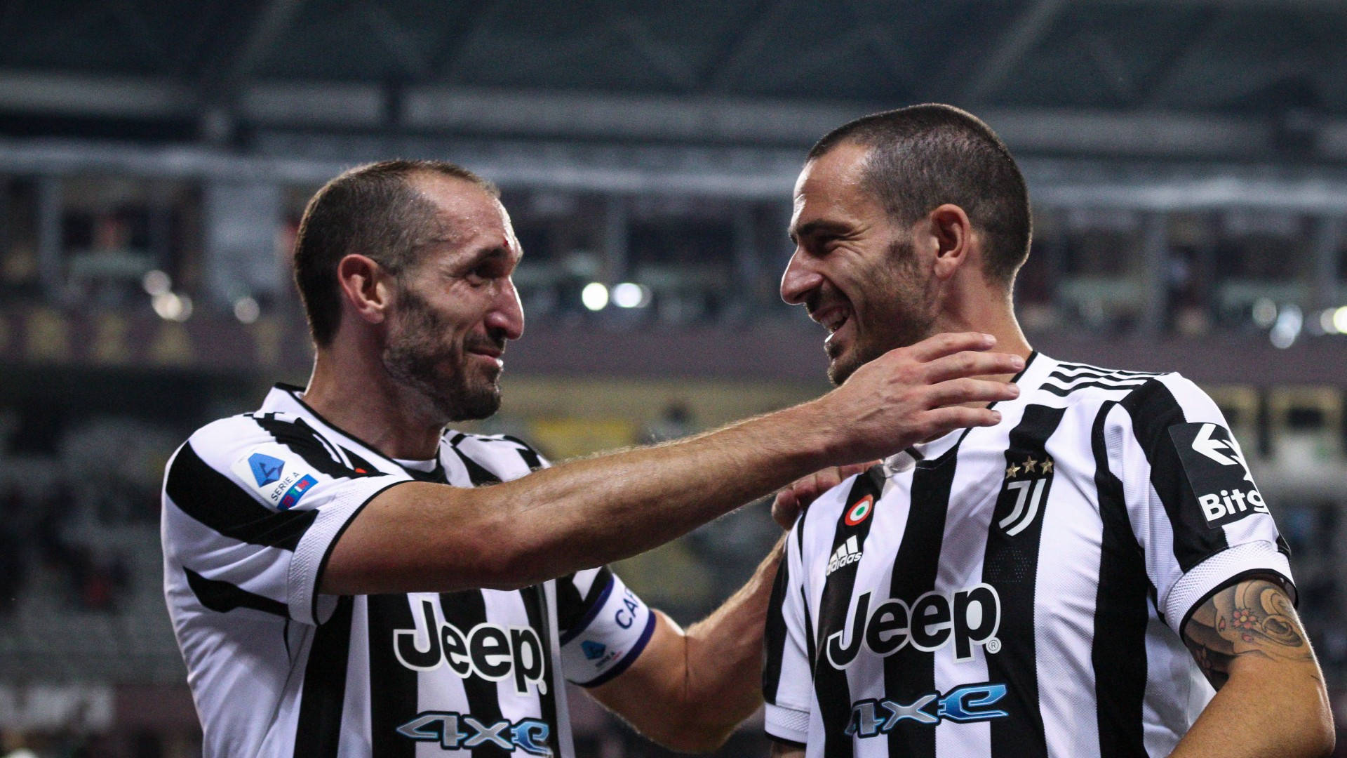 Giorgiochiellini E Leonardo Bonucci Si Abbracciano Alla Juventus. Sfondo