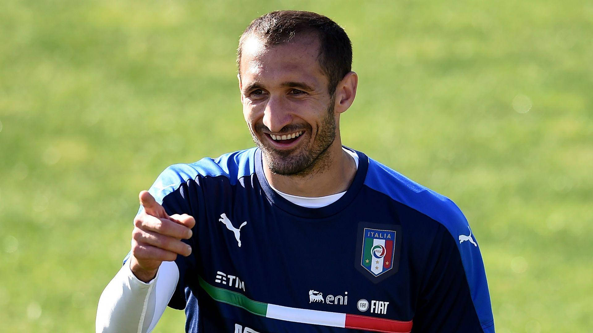 Giorgiochiellini, Futbolista Italiano, Señalando Con Una Sonrisa. Fondo de pantalla
