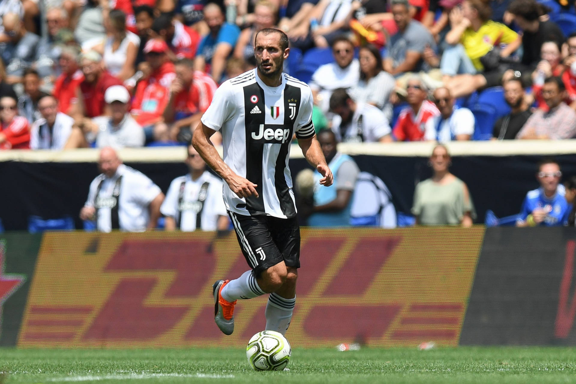 Giorgiochiellini, Jugador Del Club De Fútbol Juventus, Pateando El Balón. Fondo de pantalla