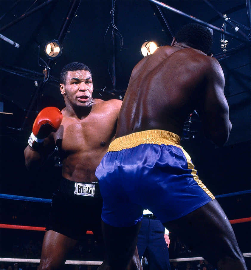 Giovanemike Tyson In Posa Di Combattimento Sul Ring Di Boxe.