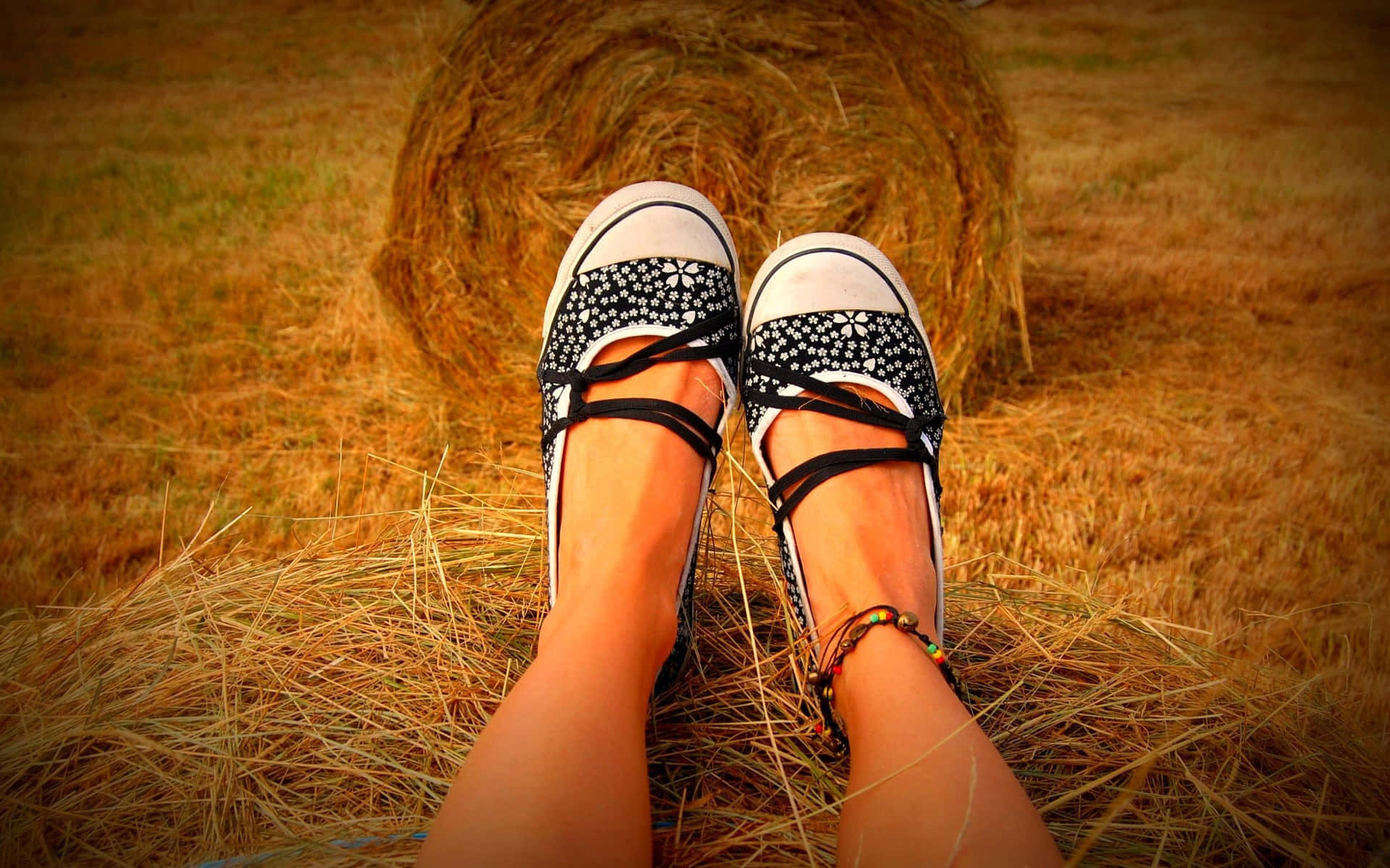 Didyou Mean Translating The Caption Into Italian For A Computer Or Mobile Wallpaper Related To An Image Of A Girl's Feet Sporting Black And White Shoes On A Hay Bale? Sfondo