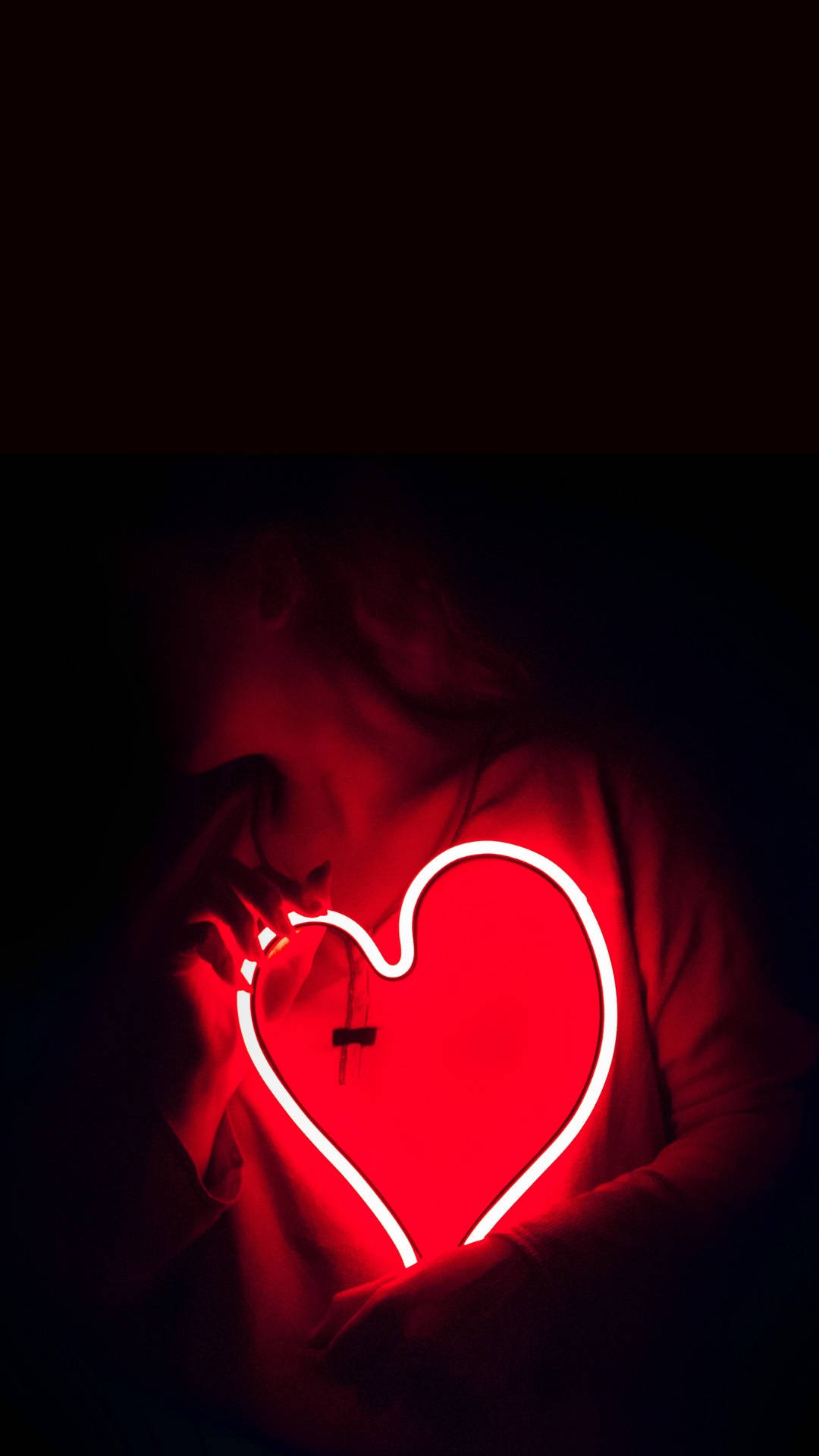 Mädchenhält Ein Rotes Herz-iphone. Wallpaper