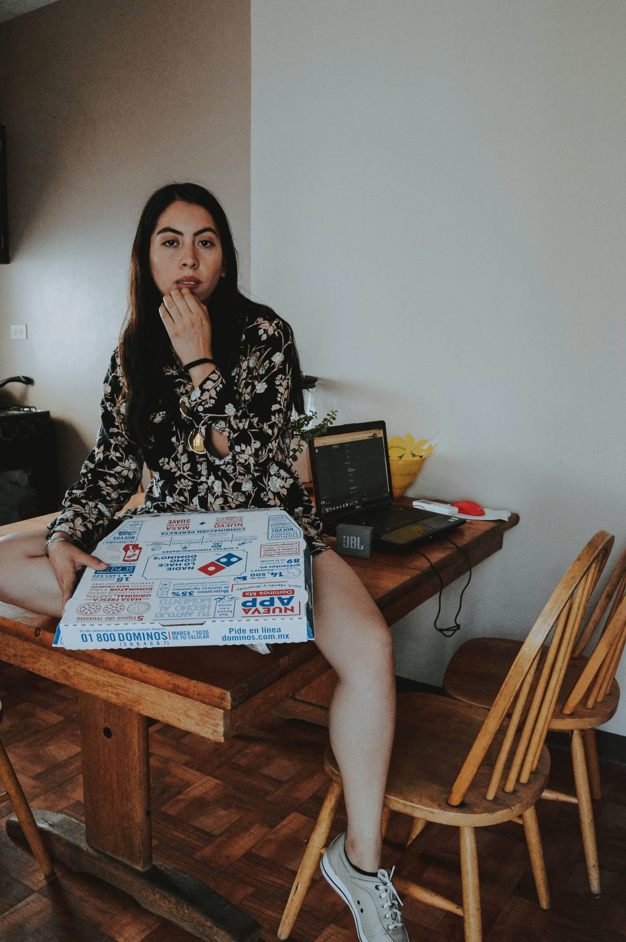 Mädchenhält Eine Dominos-pizzabox. Wallpaper