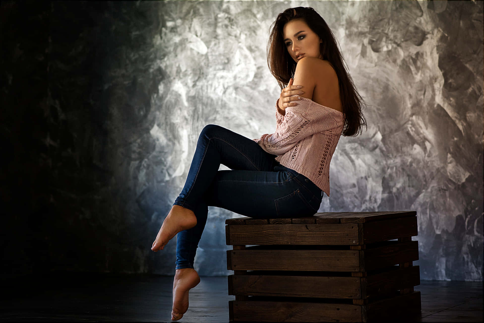 Girl In Jeans Pictures 2048 X 1367 Picture