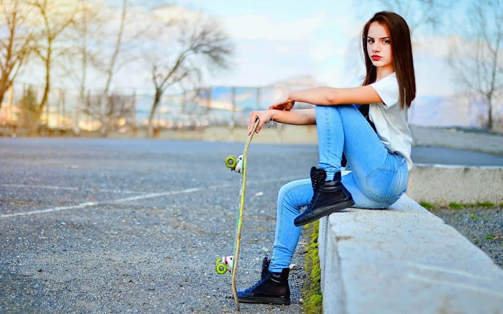Skateboardfahrendes Mädchen In Jeans Bildern