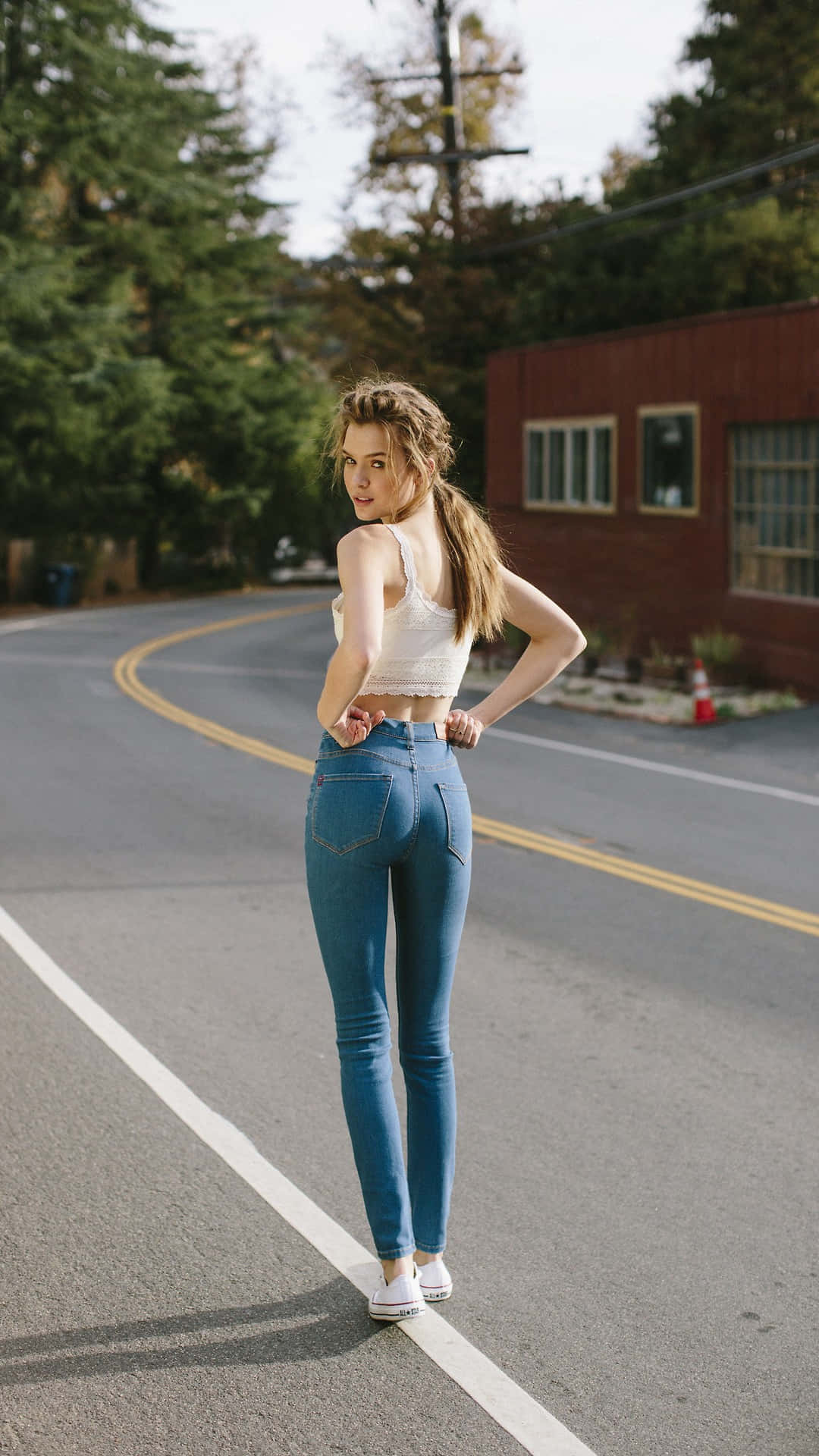 https://wallpapers.com/images/hd/girl-in-jeans-pictures-goq532hmr1h5z0du.jpg