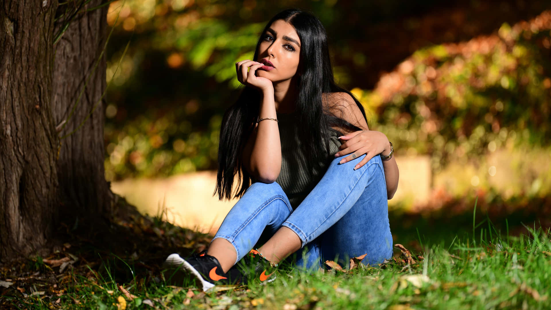 Girl In Jeans Pictures 5120 X 2880 Picture