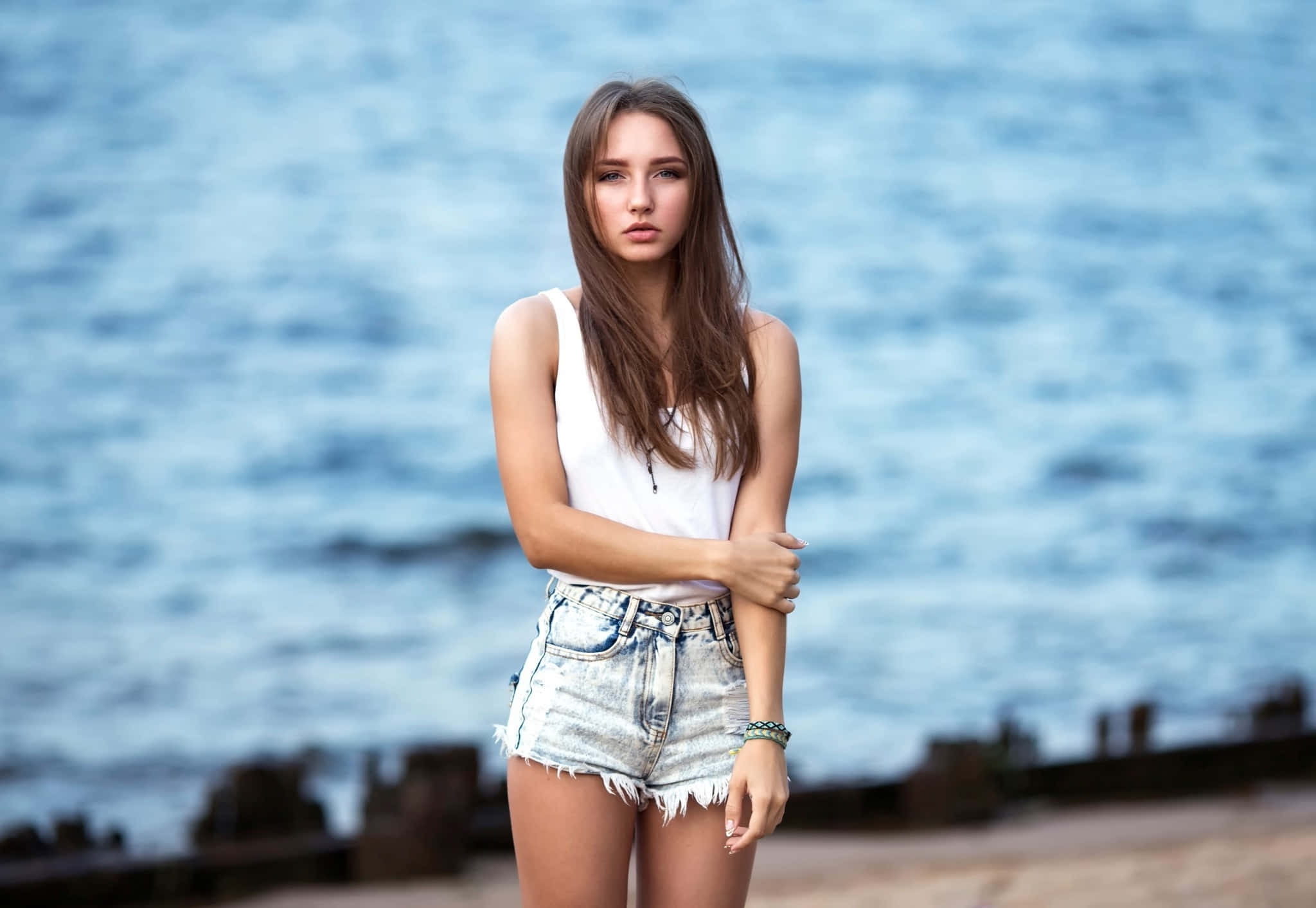 Mädchenin Jeans Am Strand Bilder