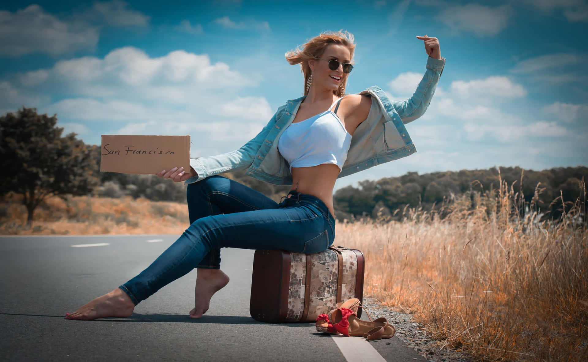 Imágenesde Una Chica En Jeans Haciendo Autostop.